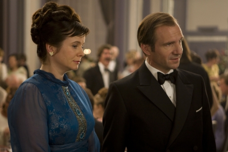 Ralph Fiennes on kuivan arvokas vakuutuspomo ja Emily Watson tukahdutettu vaimo