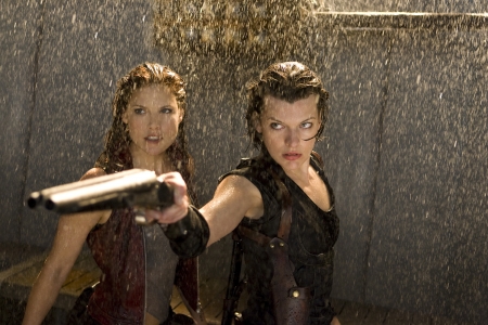 Milla Jovovich ja Ali Larter erottuvat edukseen zombielaumasta