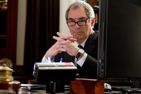 Ex-bondi Timothy Dalton on ylennetty 007:sta M:n rooliin, tai tarkemmin ottaen Scotland Yardin pomoksi