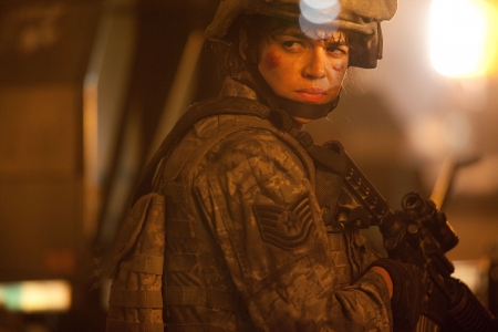 Michelle Rodriguez on alasammuttu tiedustelulentäjä, joka tuntuu tietävän tehtävästään enemmän kuin komentajansa