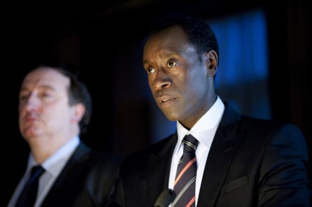 Don Cheadle on suuren maailman FBI-agentti, joka saapuu ottamaan operaation ohjat pikkukylän koppalakeilta