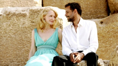 Ystävykset (Patricia Clarkson ja Alexander Siddig) romanssin portailla