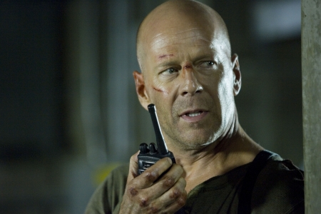 Radiopuhelinaikakauden mies John McClane (Bruce Willis) joutuu keskelle internetajan uhkakuvia