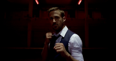 Julian (Ryan Gosling) on valmis otteluun vaikka paholaisen kanssa.
