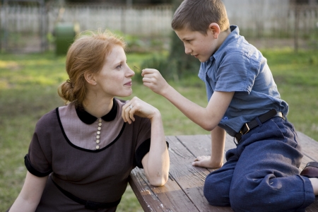 Jessica Chastain kaitsee lapsia enkelimäisenä, silti lujaluontoisena äitinä